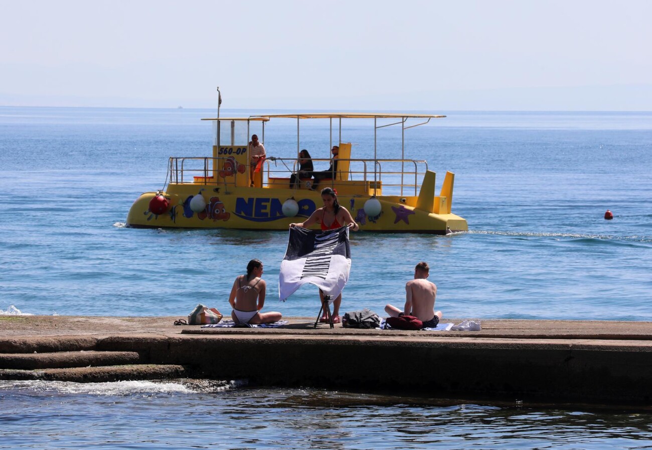 Opatija: Kupa?i i turisti na plai Slatina Opatija: Kupa?i i turisti na plai Slatina