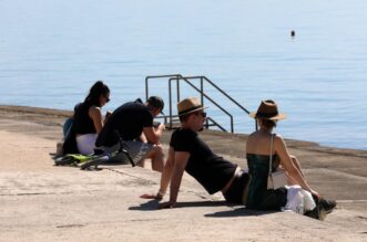 Opatija: Kupači i turisti na plaži Slatina