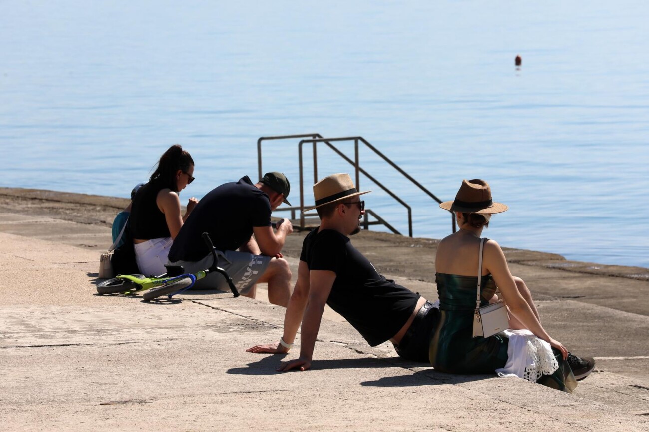 Opatija: Kupači i turisti na plaži Slatina Opatija: Kupači i turisti na plaži Slatina