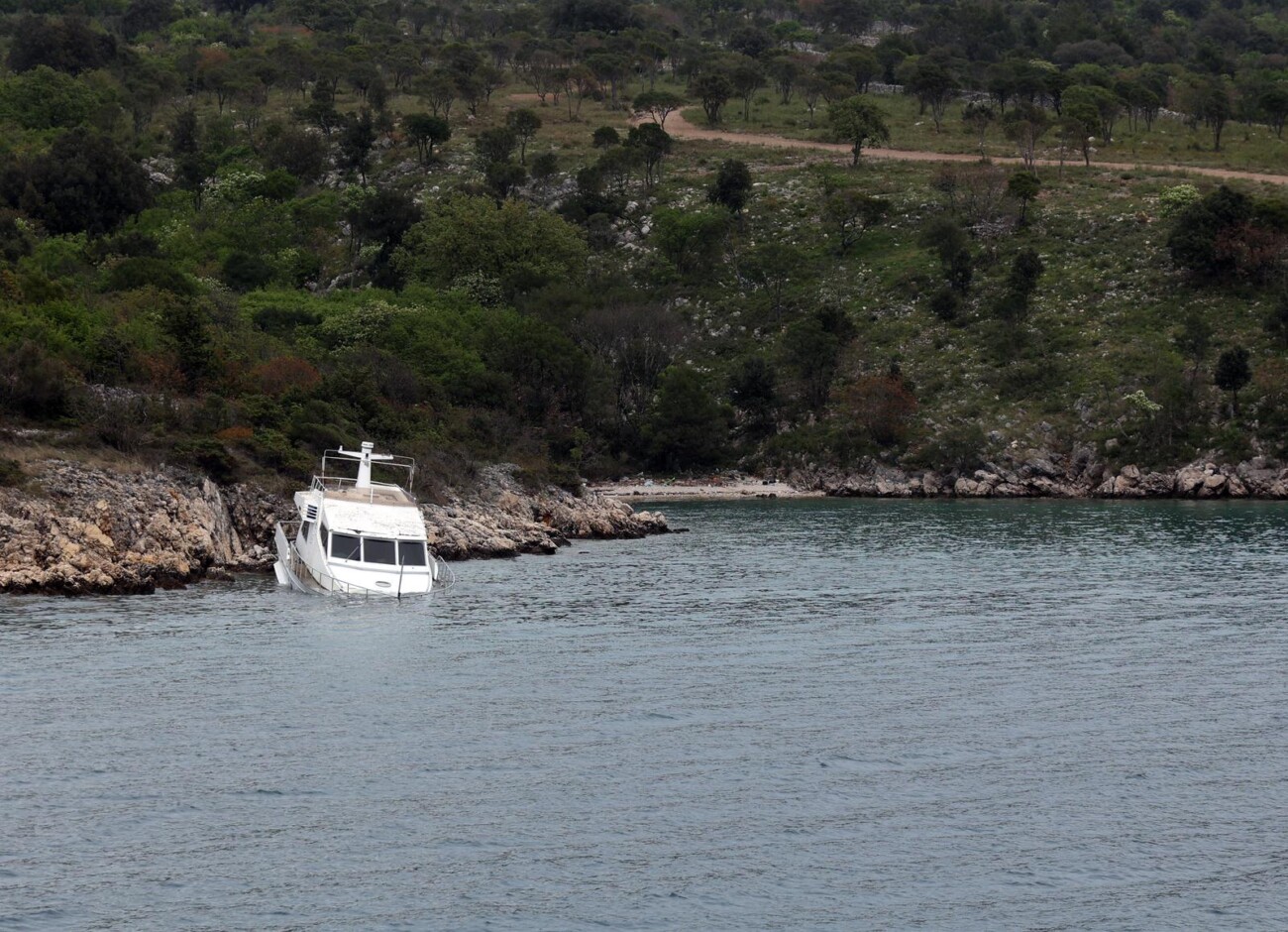 Na Krku je pronađena napola potonula jahta Na Krku je pronađena napola potonula jahta