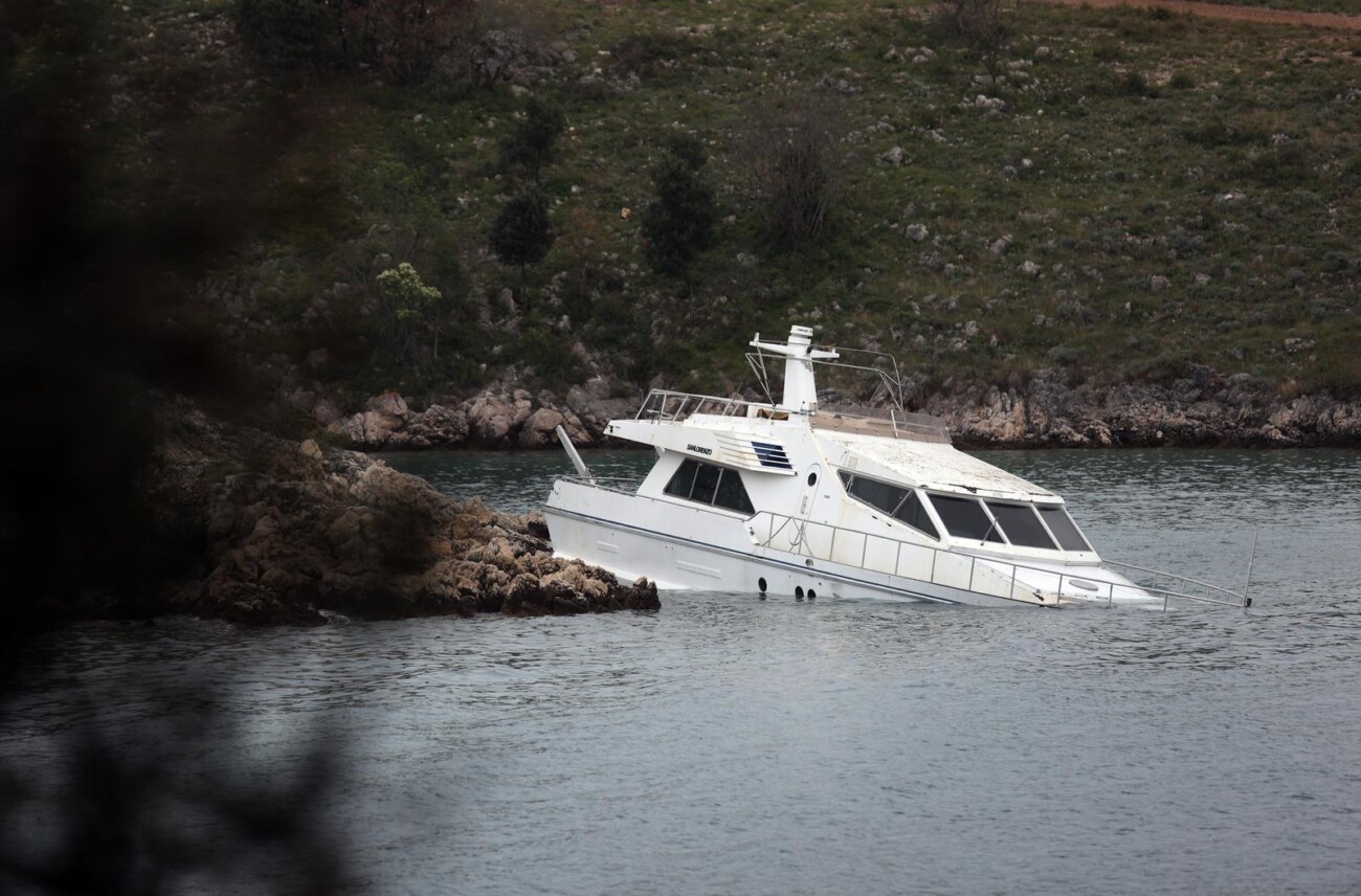 Na Krku je pronađena napola potonula jahta Na Krku je pronađena napola potonula jahta