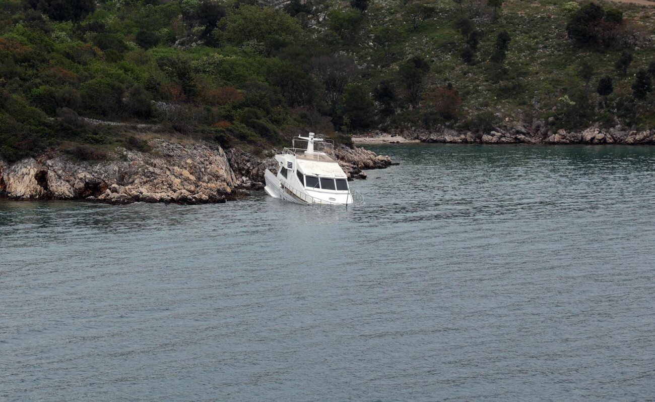 Na Krku je pronađena napola potonula jahta Na Krku je pronađena napola potonula jahta