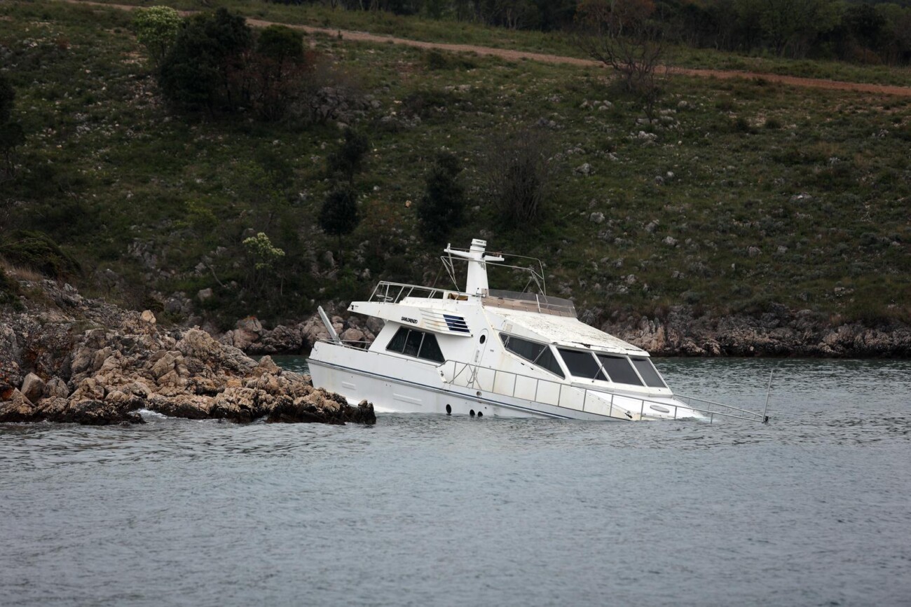 Na Krku je pronađena napola potonula jahta Na Krku je pronađena napola potonula jahta