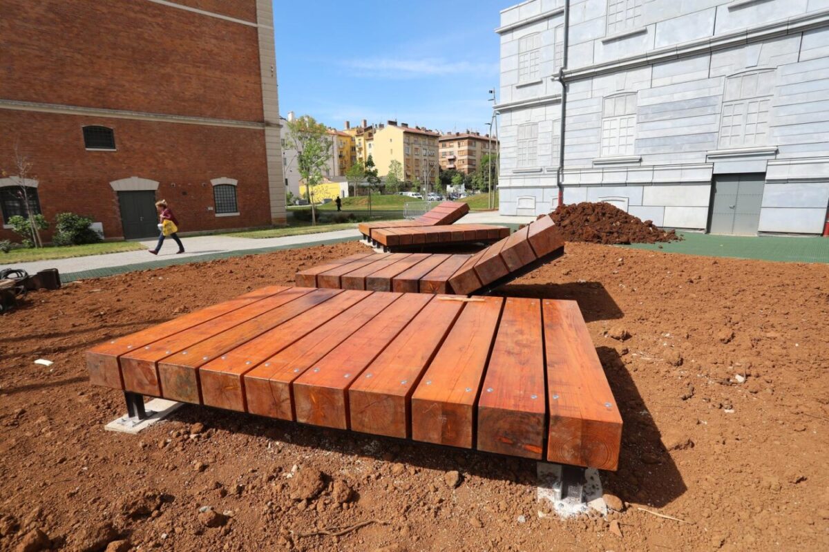 Rijeka: Velike drvene ležaljke postavljene su u Art kvartu