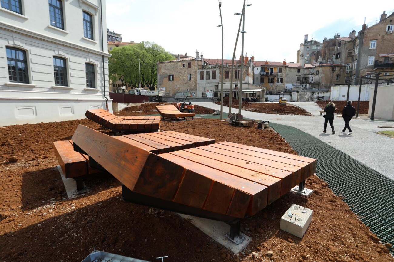 Rijeka: Velike drvene ležaljke postavljene su u Art kvartu Rijeka: Velike drvene ležaljke postavljene su u Art kvartu