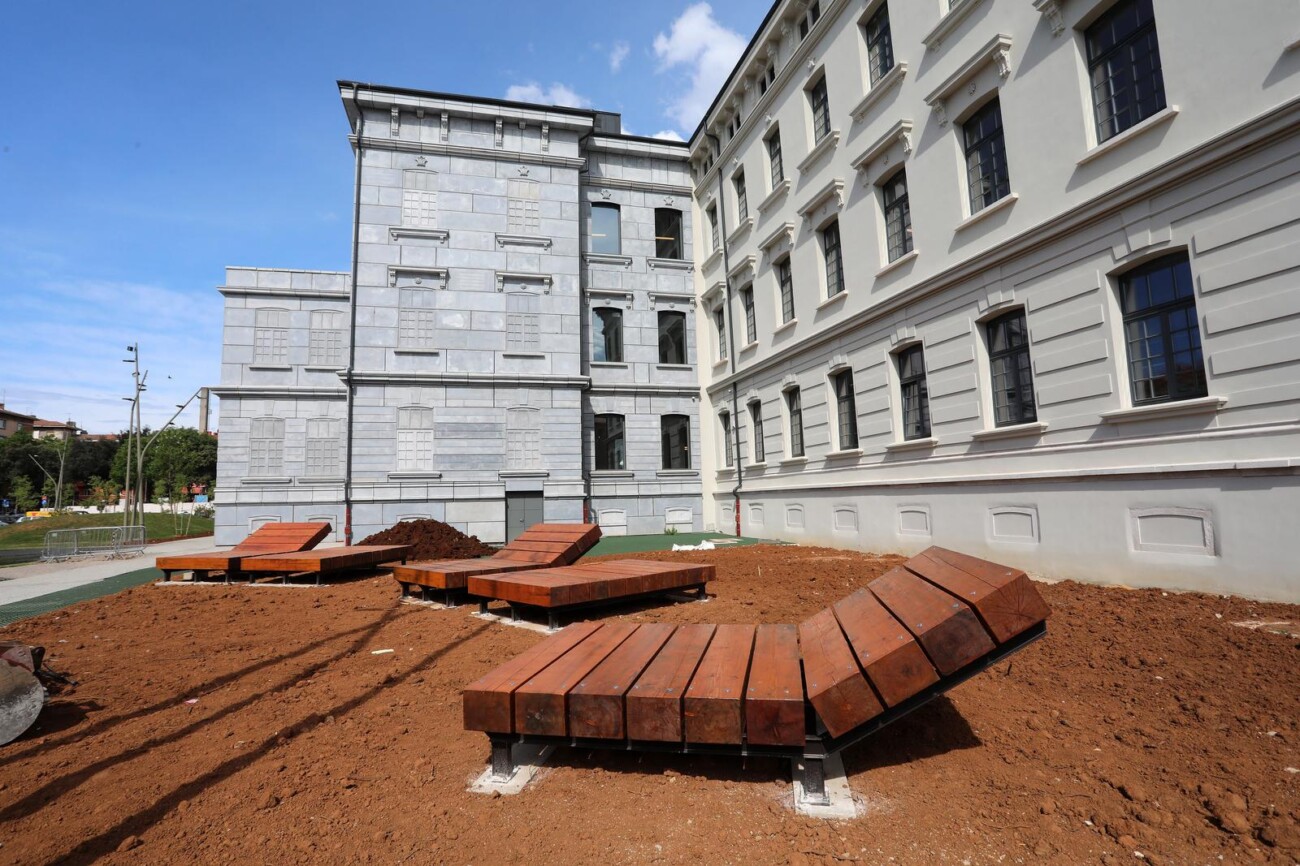 Rijeka: Velike drvene lealjke postavljene su u Art kvartu Rijeka: Velike drvene lealjke postavljene su u Art kvartu