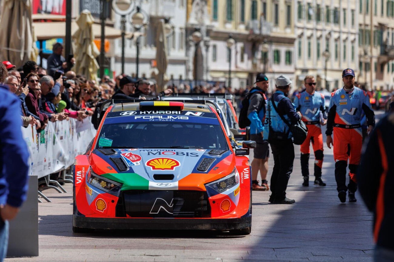 Rijeka: WRC automobili na Korzu izmedu 2 brzinca koja se voze na Platku Rijeka: WRC automobili na Korzu izmedu 2 brzinca koja se voze na Platku