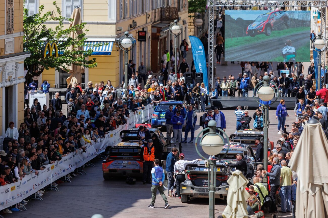 Rijeka: WRC automobili na Korzu izmedu 2 brzinca koja se voze na Platku Rijeka: WRC automobili na Korzu izmedu 2 brzinca koja se voze na Platku