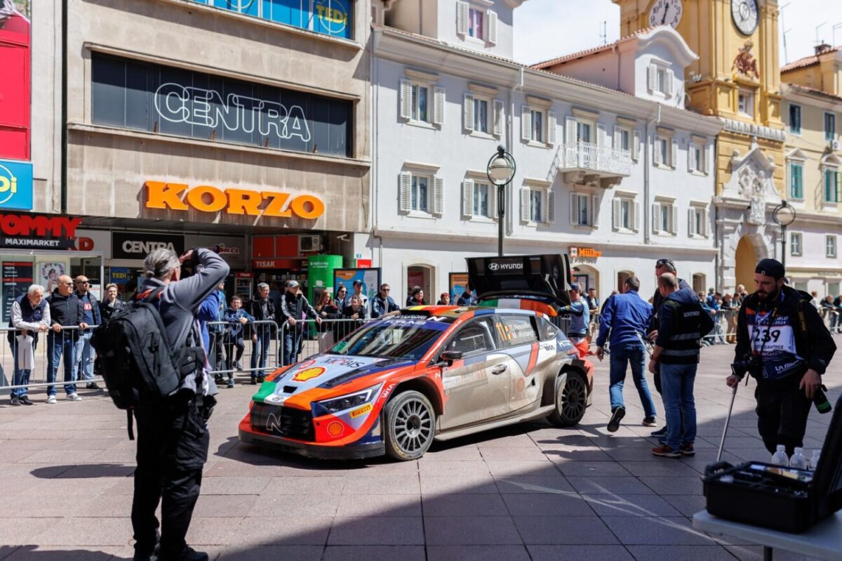Rijeka: WRC automobili na Korzu izmedu 2 brzinca koja se voze na Platku
