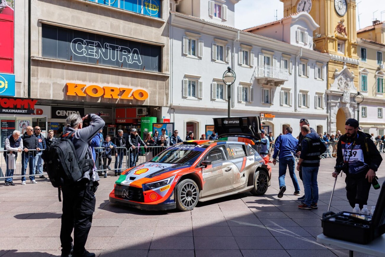 Rijeka: WRC automobili na Korzu izmedu 2 brzinca koja se voze na Platku Rijeka: WRC automobili na Korzu izmedu 2 brzinca koja se voze na Platku