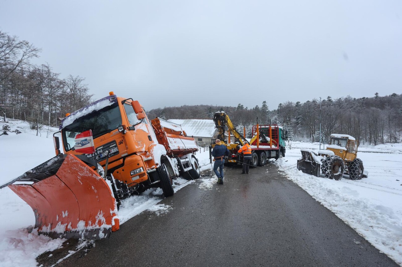 Tijekom čišćenja ceste ralica je zapela u snijegu na Platku Tijekom čišćenja ceste ralica je zapela u snijegu na Platku