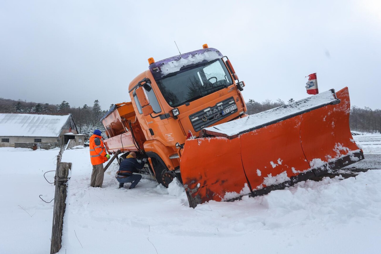 Tijekom čišćenja ceste ralica je zapela u snijegu na Platku Tijekom čišćenja ceste ralica je zapela u snijegu na Platku