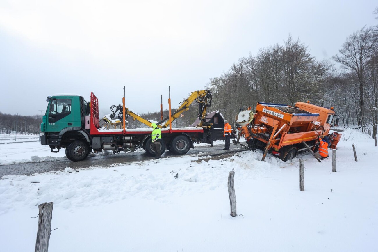 Tijekom čišćenja ceste ralica je zapela u snijegu na Platku Tijekom čišćenja ceste ralica je zapela u snijegu na Platku
