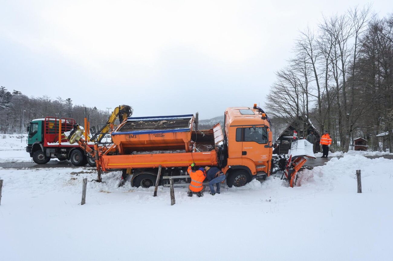 Tijekom čišćenja ceste ralica je zapela u snijegu na Platku Tijekom čišćenja ceste ralica je zapela u snijegu na Platku