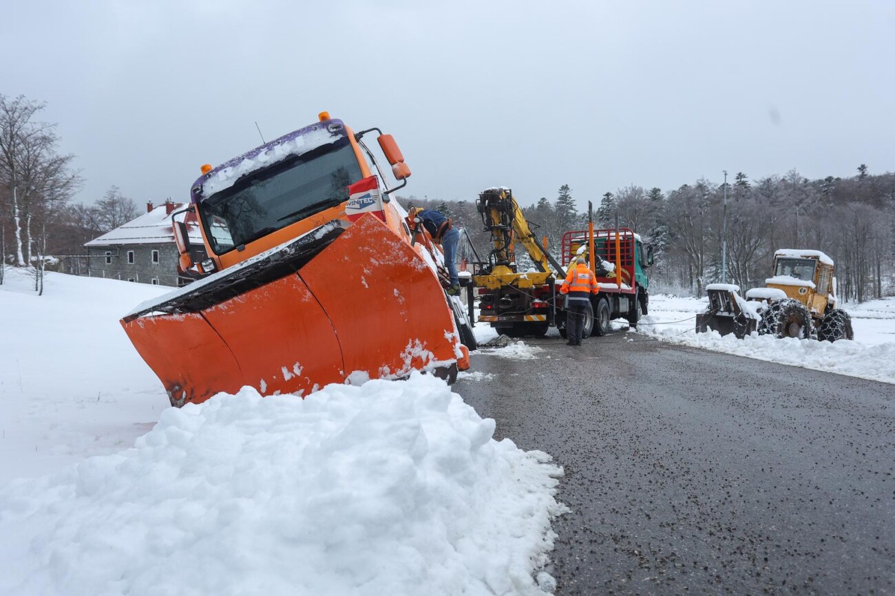Tijekom čišćenja ceste ralica je zapela u snijegu na Platku Tijekom čišćenja ceste ralica je zapela u snijegu na Platku