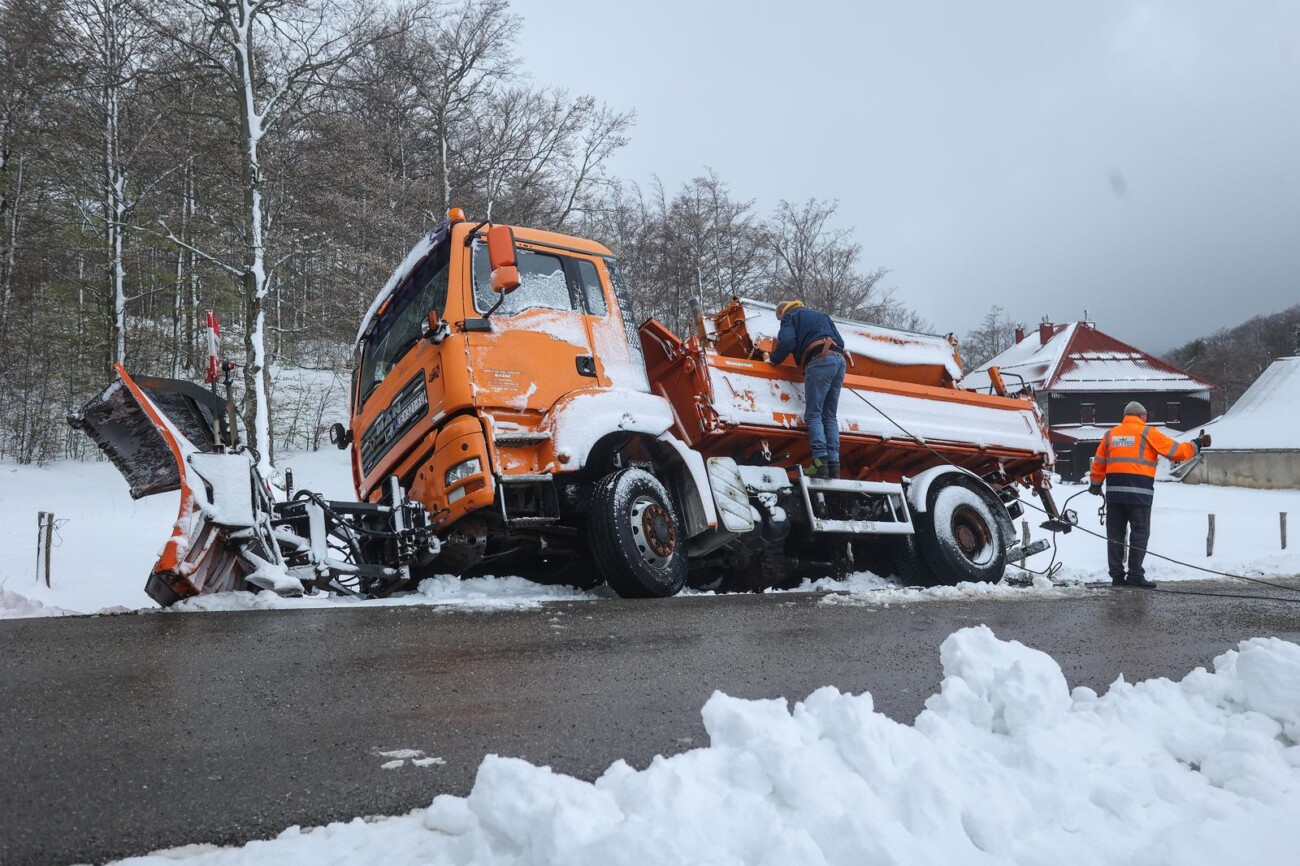 Tijekom čišćenja ceste ralica je zapela u snijegu na Platku Tijekom čišćenja ceste ralica je zapela u snijegu na Platku