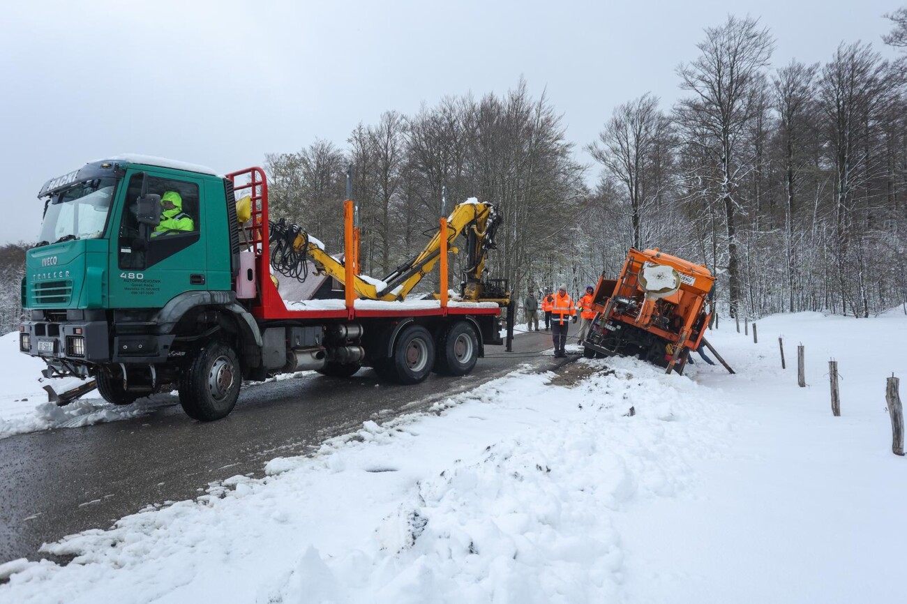 Tijekom čišćenja ceste ralica je zapela u snijegu na Platku Tijekom čišćenja ceste ralica je zapela u snijegu na Platku