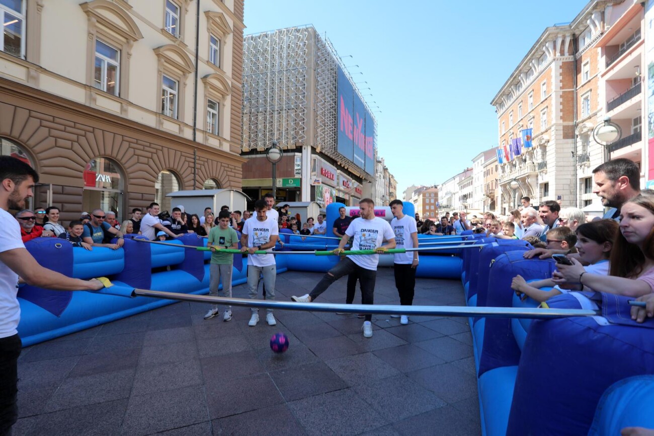 Rijeka: Nogometaši Rijeke druže se s navijačima na Korzu
