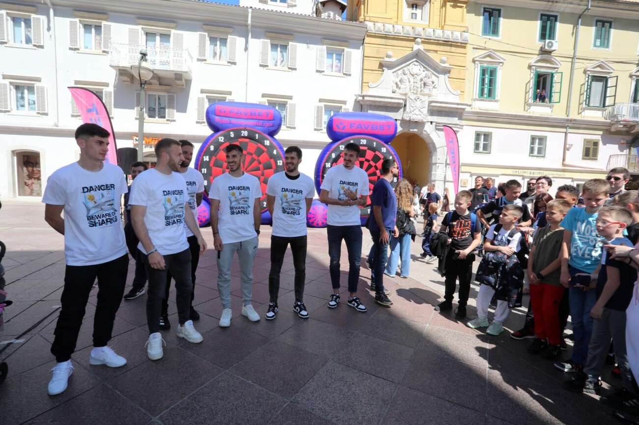 Rijeka: Nogometaši Rijeke druže se s navijačima na Korzu