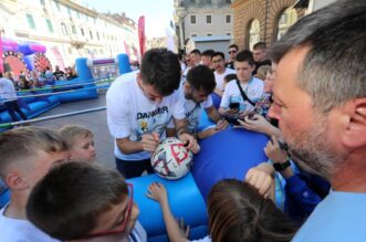 Rijeka: Nogometai Rijeke drue se s navija?ima na Korzu