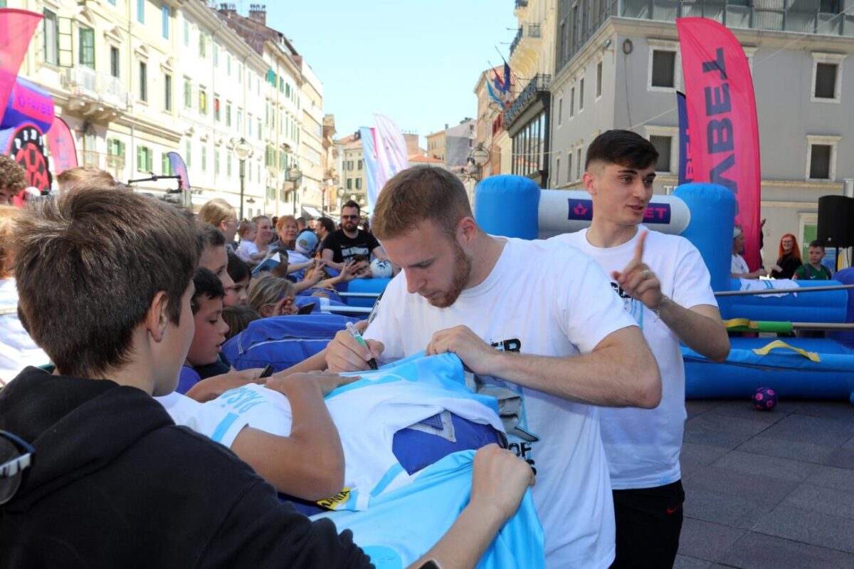 Rijeka: Nogometai Rijeke drue se s navija?ima na Korzu