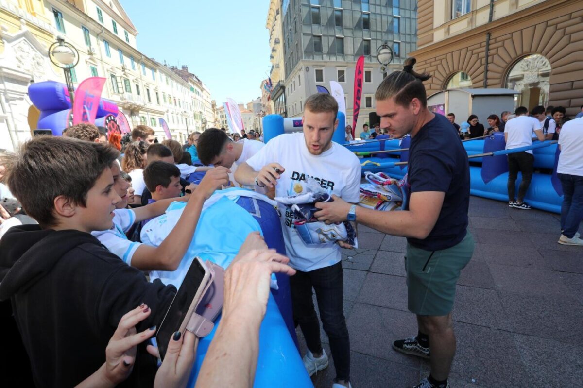 Rijeka: Nogometaši Rijeke druže se s navijačima na Korzu