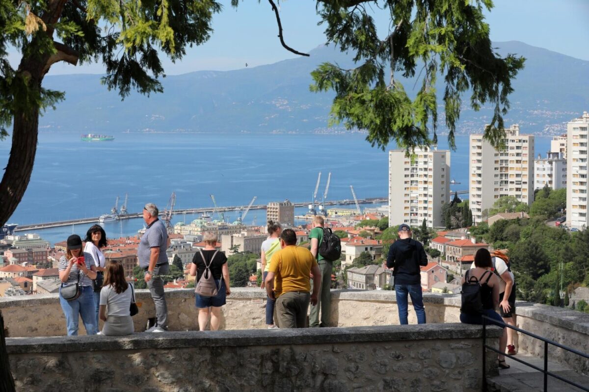 Rijeka: Mnogobrojni turisti posje??uju Trsatsku gradinu