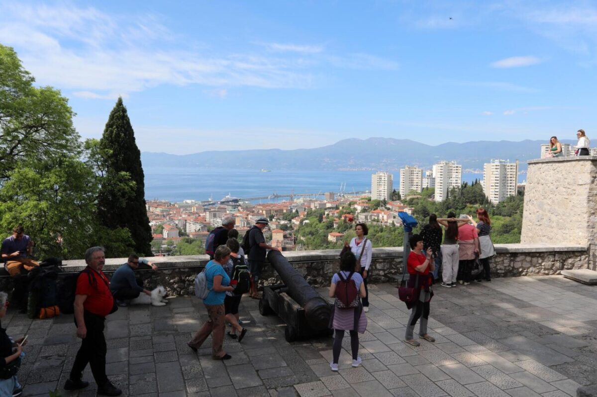 Rijeka: Mnogobrojni turisti posje?uju Trsatsku gradinu