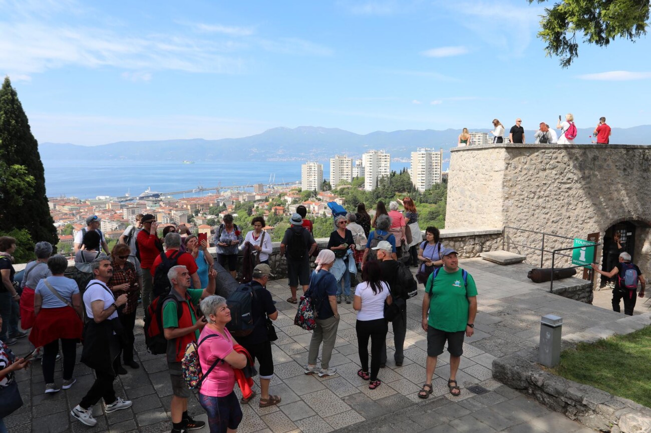Rijeka: Mnogobrojni turisti posjećuju Trsatsku gradinu Rijeka: Mnogobrojni turisti posjećuju Trsatsku gradinu