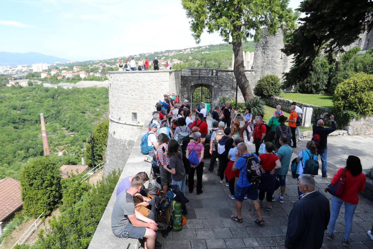 Rijeka: Mnogobrojni turisti posjećuju Trsatsku gradinu Rijeka: Mnogobrojni turisti posjećuju Trsatsku gradinu