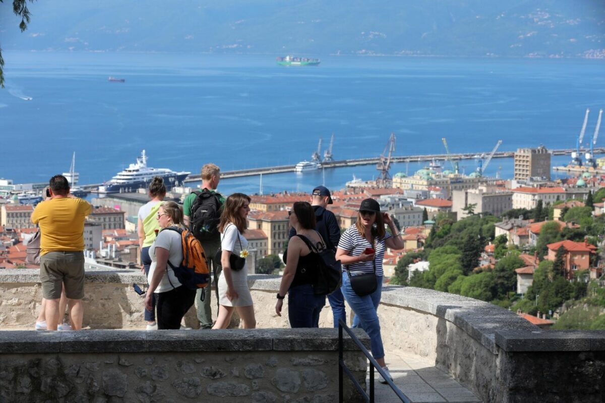Rijeka: Mnogobrojni turisti posje??uju Trsatsku gradinu