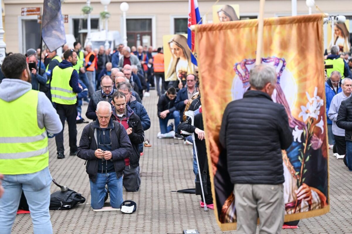 Zagreb: Održana muška molitva krunice na Trgu bana Josipa Jelačića