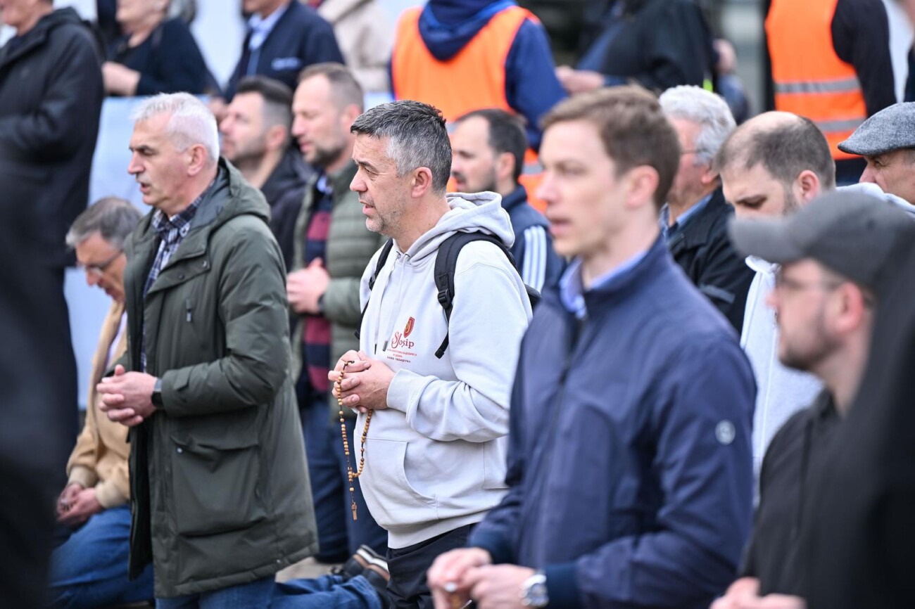 Zagreb: Održana muška molitva krunice na Trgu bana Josipa Jelačića Zagreb: Održana muška molitva krunice na Trgu bana Josipa Jelačića