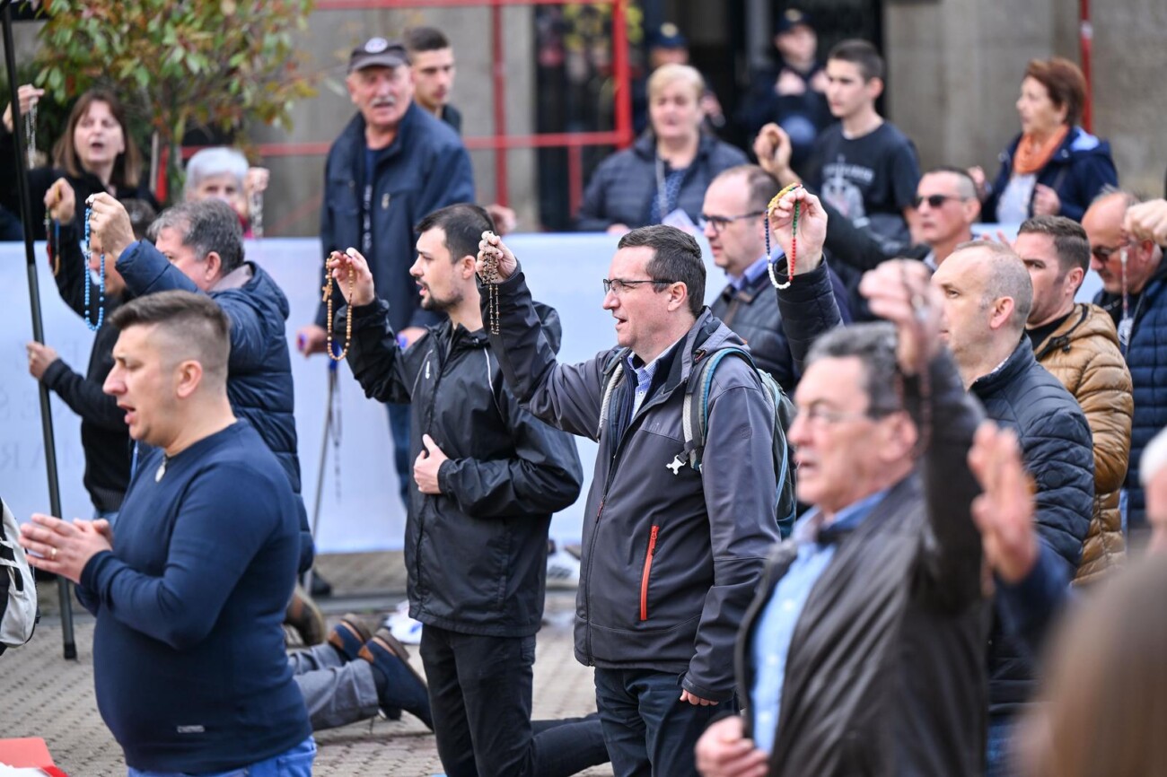 Zagreb: Održana muška molitva krunice na Trgu bana Josipa Jelačića Zagreb: Održana muška molitva krunice na Trgu bana Josipa Jelačića