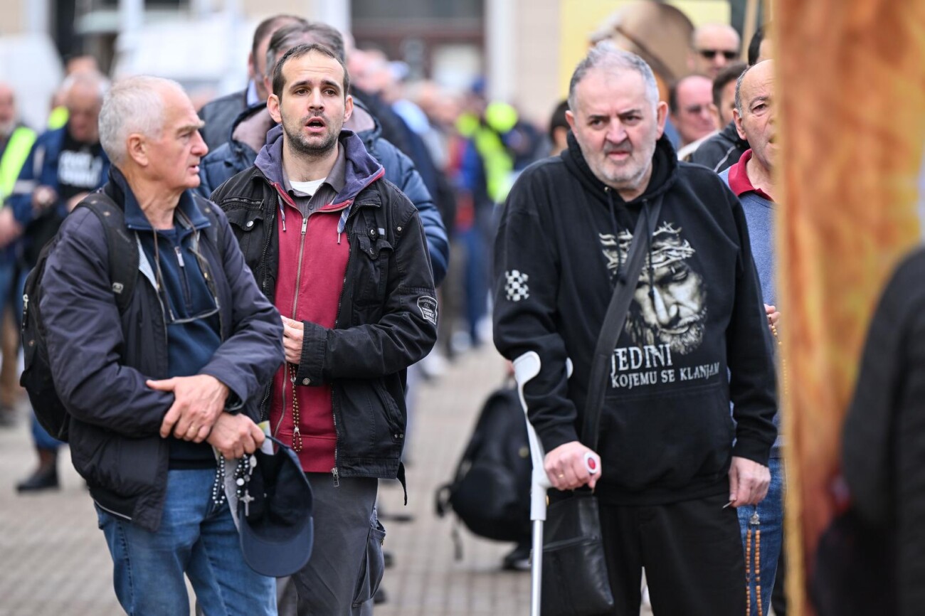 Zagreb: Održana muška molitva krunice na Trgu bana Josipa Jelačića Zagreb: Održana muška molitva krunice na Trgu bana Josipa Jelačića
