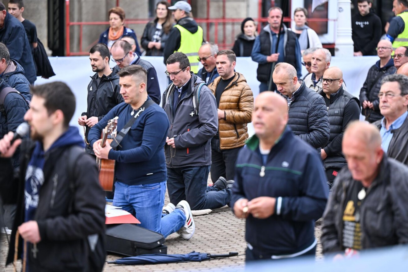 Zagreb: Održana muška molitva krunice na Trgu bana Josipa Jelačića Zagreb: Održana muška molitva krunice na Trgu bana Josipa Jelačića