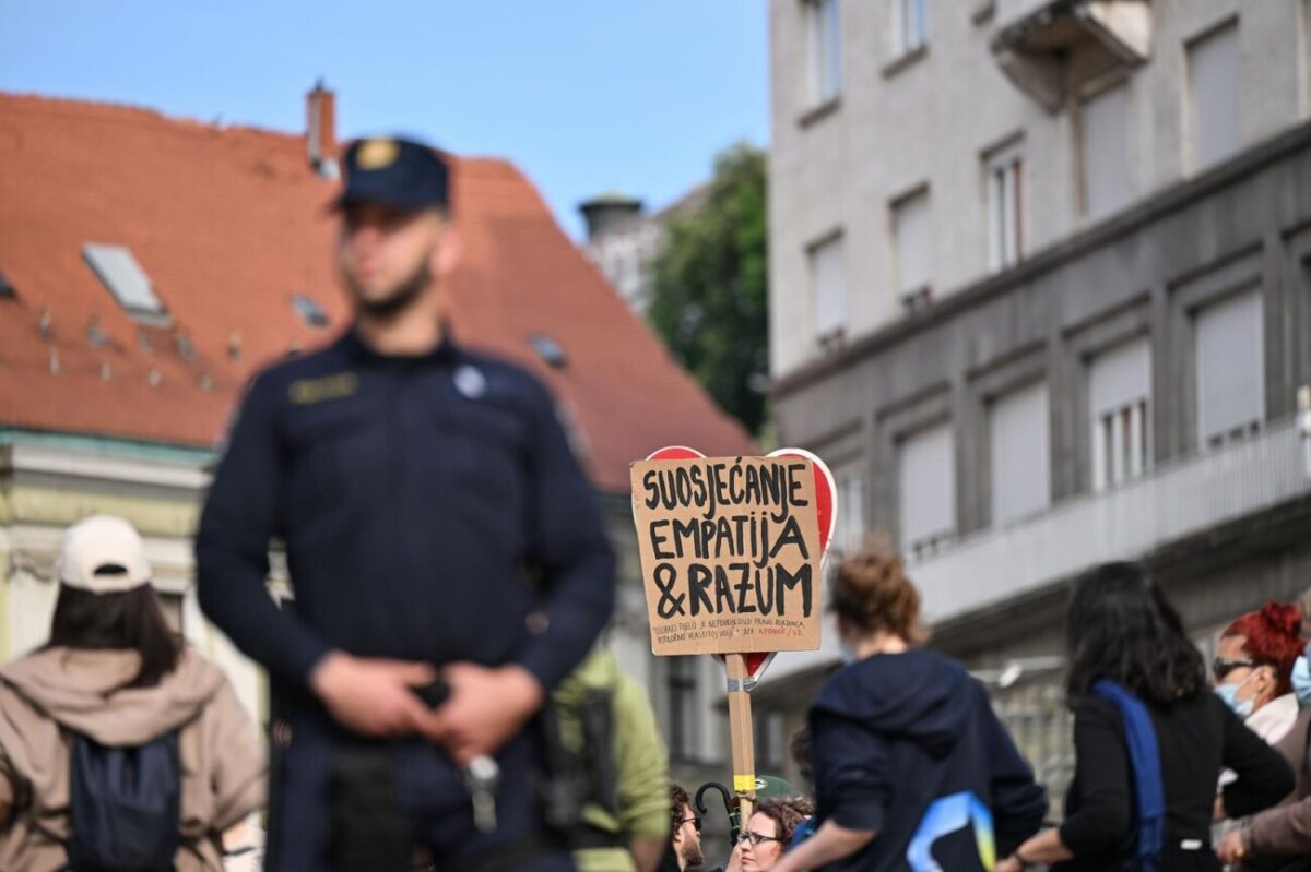 Zagreb: Prosvjednici moliteljima opet poručili: 'Moje tijelo, moj izbor!'