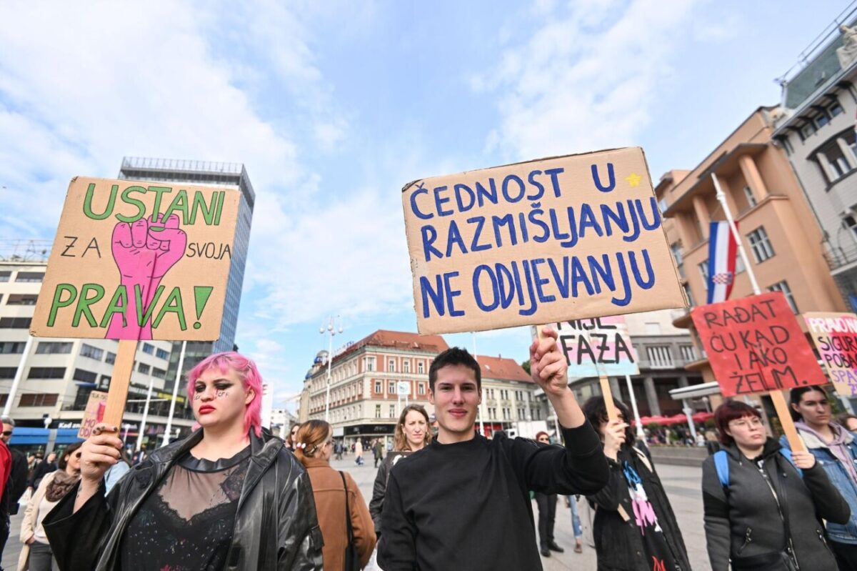 Zagreb: Prosvjednici moliteljima opet poručili: 'Moje tijelo, moj izbor!'