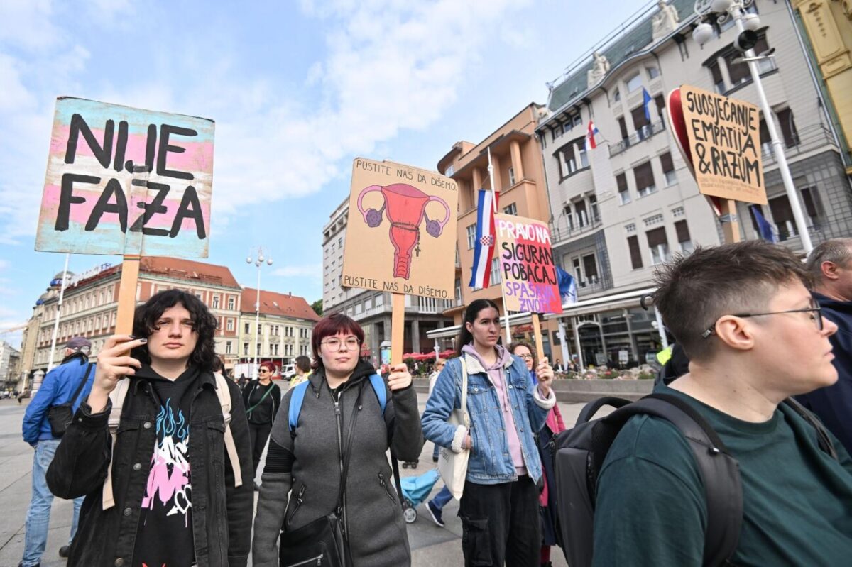 Zagreb: Prosvjednici moliteljima opet poručili: 'Moje tijelo, moj izbor!'