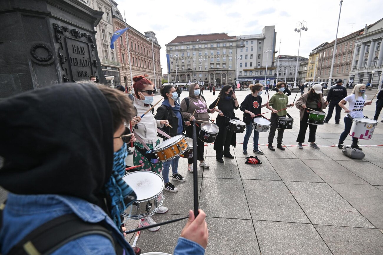 Zagreb: Prosvjednici moliteljima opet poručili: ‘Moje tijelo, moj izbor!’ Zagreb: Prosvjednici moliteljima opet poručili: ‘Moje tijelo, moj izbor!’