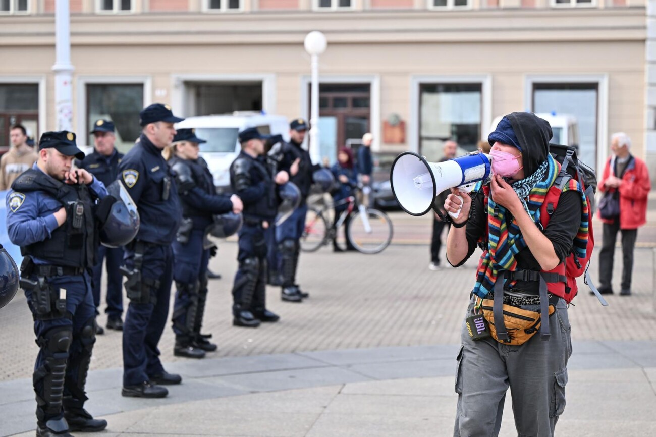 Zagreb: Prosvjednici moliteljima opet poručili: ‘Moje tijelo, moj izbor!’ Zagreb: Prosvjednici moliteljima opet poručili: ‘Moje tijelo, moj izbor!’