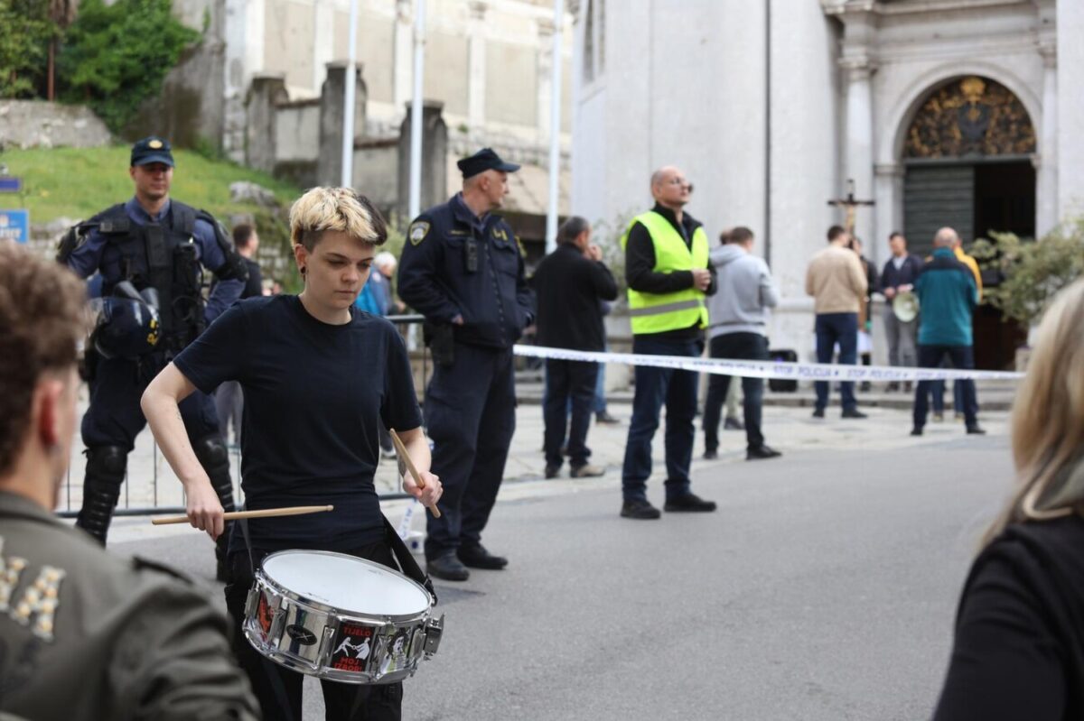 Rijeka: Muška molitva krunice pod osiguranjem policije ispred crkve sv. Vida