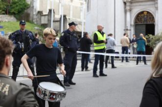 Rijeka: Muška molitva krunice pod osiguranjem policije ispred crkve sv. Vida