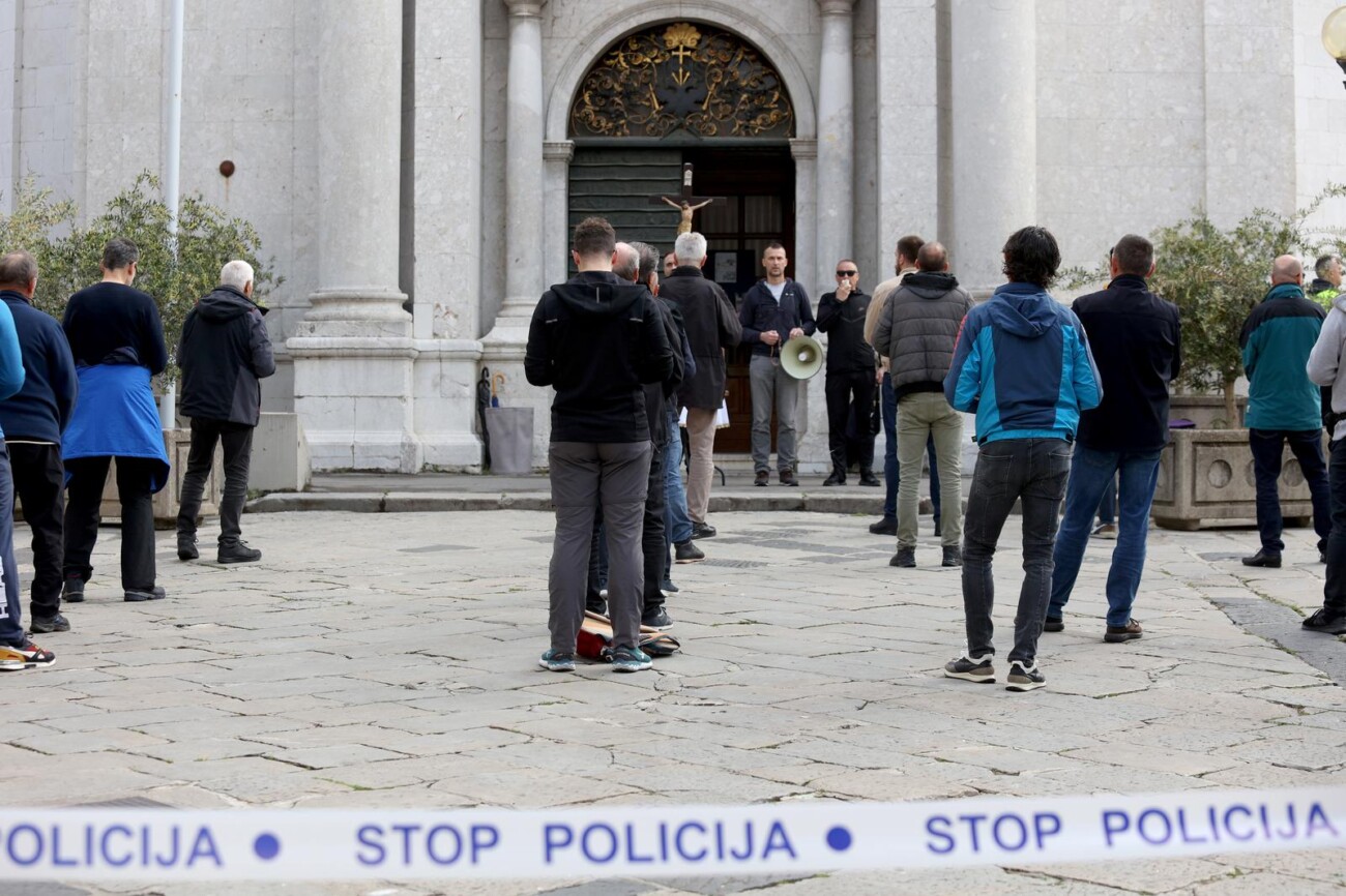 Rijeka: Muška molitva krunice pod osiguranjem policije ispred crkve sv. Vida Rijeka: Muška molitva krunice pod osiguranjem policije ispred crkve sv. Vida