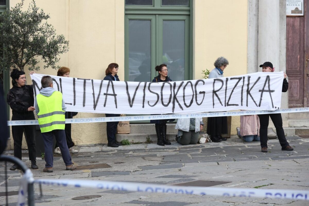 Rijeka: Muška molitva krunice pod osiguranjem policije ispred crkve sv. Vida