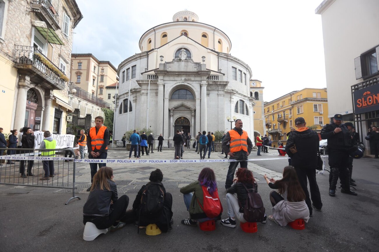 Rijeka: Muška molitva krunice pod osiguranjem policije ispred crkve sv. Vida Rijeka: Muška molitva krunice pod osiguranjem policije ispred crkve sv. Vida