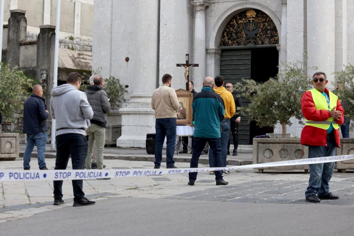 Rijeka: Muška molitva krunice pod osiguranjem policije ispred crkve sv. Vida