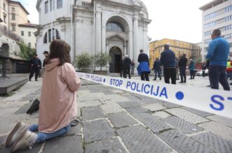 Rijeka: Muška molitva krunice pod osiguranjem policije ispred crkve sv. Vida