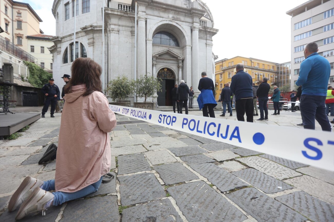 Rijeka: Muška molitva krunice pod osiguranjem policije ispred crkve sv. Vida Rijeka: Muška molitva krunice pod osiguranjem policije ispred crkve sv. Vida