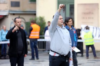 Rijeka: Muška molitva krunice pod osiguranjem policije ispred crkve sv. Vida